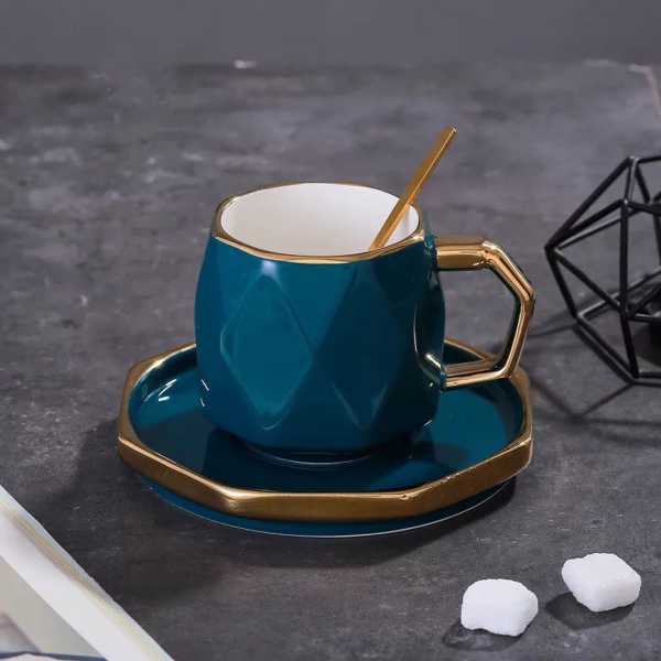 Tasse et sous tasse avec une cuillère en acier inoxydable 