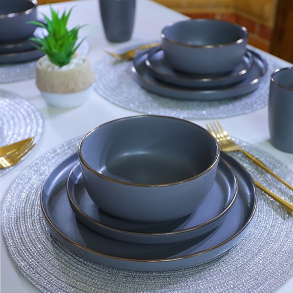 Service à table gris matte avec une bande en doré en céramique pour 4 personnes 4 Grand plats 4 petits plats 4 bols 4 mugs 